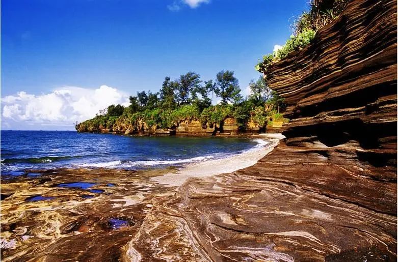 瀑布明仕田园中越界碑北海银滩涠洲岛火山口地质公园五彩滩休闲6日游